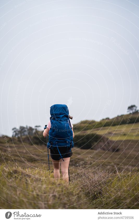 Anonyme Frau mit Trekkingstöcken in der Natur Wanderer Spaziergang Mast Abenteuer Reise Rucksack Aktivität Wanderung erkunden Sommer positiv Backpacker kleben