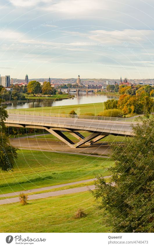 Dresden Altstadt und Waldschlößchenbrücke in Herbst Sehenswürdigkeit Sachsen Architektur historisch Menschenleer Stadtzentrum Frauenkirche Tourismus Städtereise