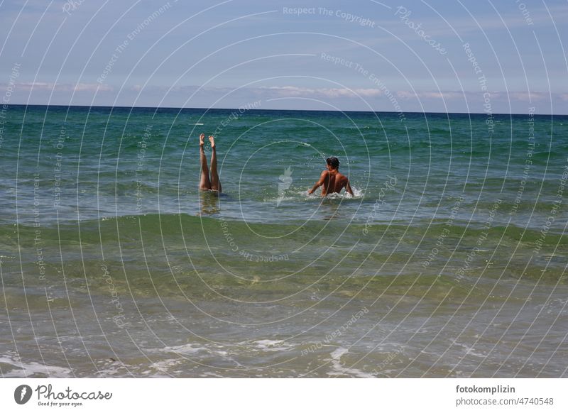 Badespass im Meer baden schwimmen Urlaub tauchen Schwimmen & Baden Wasser Ferien & Urlaub & Reisen Spaß Glück Junge Mädchen Teenager Jugendliche Vergnügen