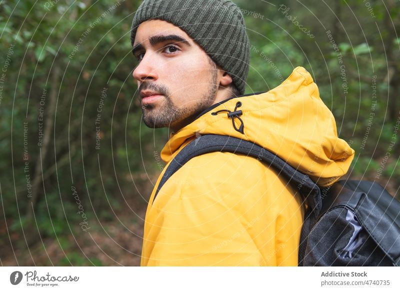 Mann mit Wollmütze im Wald stehend Wanderer Natur Trekking Baum Reise Rucksack erkunden Ausflug Wanderung Wälder Aktivität Abenteuer Vollbart männlich Entdecker