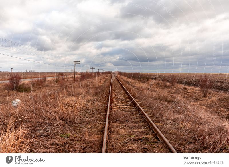 Blick auf eine leere Eisenbahnstraße außerhalb der Stadt. Telegrafenmasten. Wolken am Himmel. 2019 Clarii Vii Rumänien Asphalt blau Großstadt Cloud Land