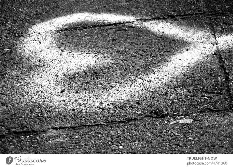 Herz in hell und dunkel zusammen - Graffiti auf Steinplatten eines Gehwegs groß monochrom Zeichen Symbol neu stark frisch Liebe öffentlich alt Liebeserklärung