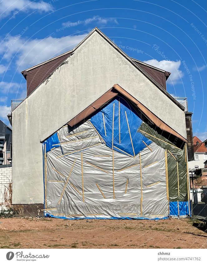 Fassade Gebäude Wohnhaus Himmel Wolken Baustelle Giebelseite Ortgang Plane Folie blau Blauer Himmel Architektur Wand Bauwerk verkleidet bedeckt Quadrat Dach