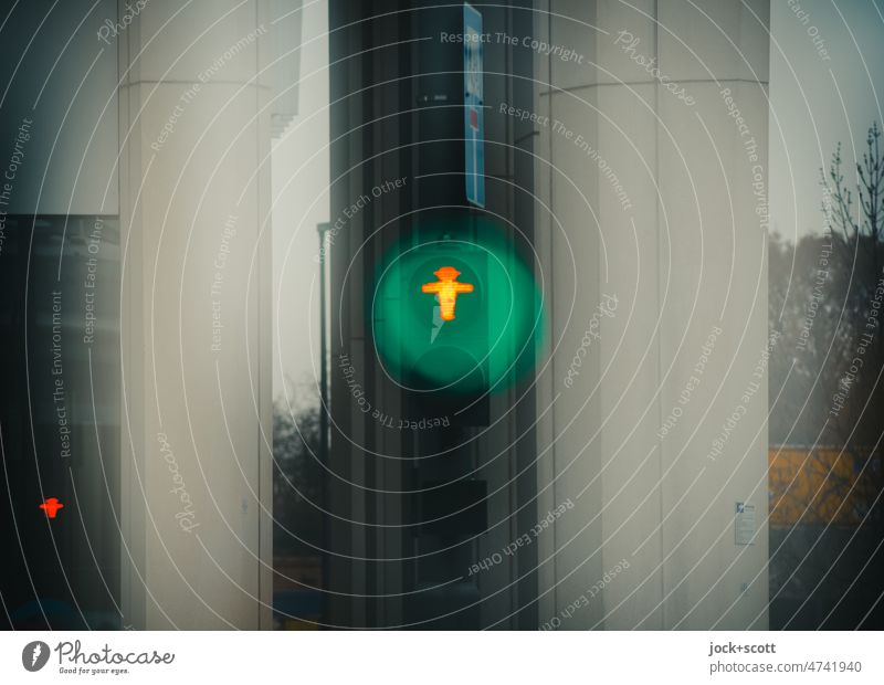 Ampel für Fußgänger ist rot leuchtet aber grün Fußgängerampel Piktogramm ampelmännchen Technik & Technologie Mobilität leuchten Verkehrszeichen Signal