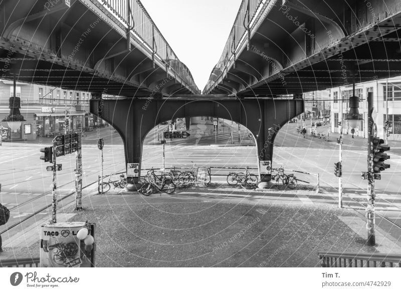 Schönhauser Allee mit Hochbahn Berlin Prenzlauer Berg s/w Kreuzung Stadtzentrum Hauptstadt Außenaufnahme Altstadt Menschenleer Bauwerk Architektur Altbau