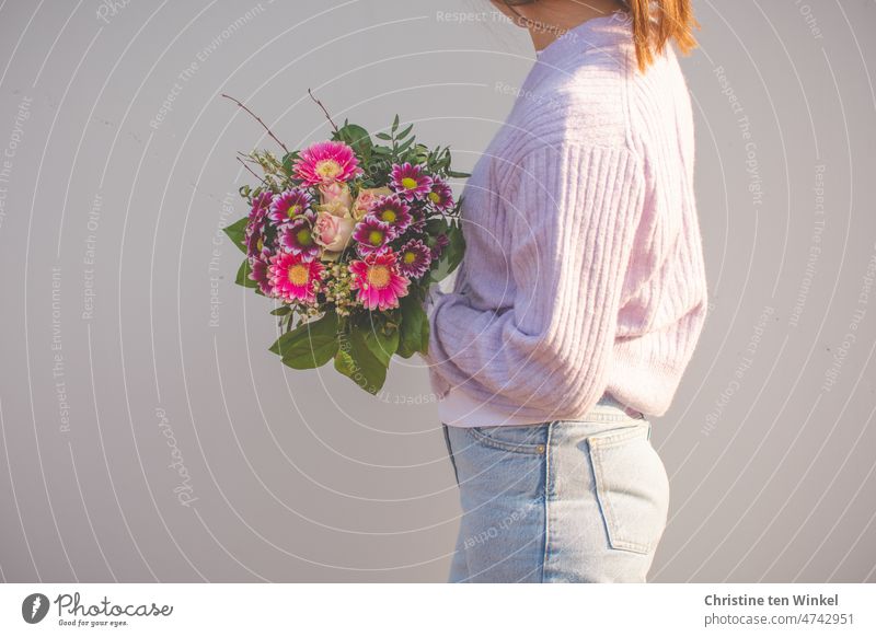 Blumenstrauß in der Hand einer jungen Frau... Bald ist Muttertag... Frühling Geschenk junge Frau romantisch Schnittblumen Porträt posieren Valentinstag