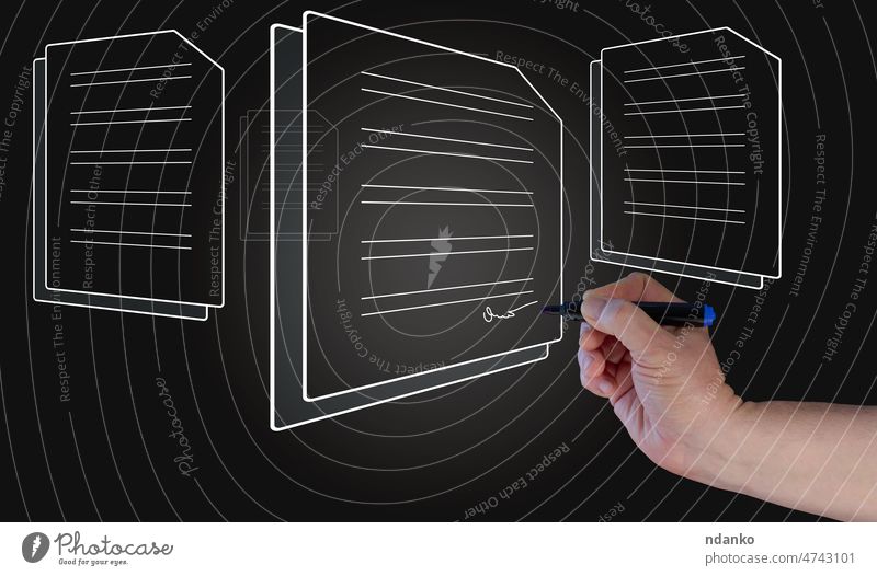 Männliche Hand hält einen Stift und Dokumente auf einem virtuellen Bildschirm, Fernunterzeichnung, elektronische Unterschrift Information Erwachsener Arme