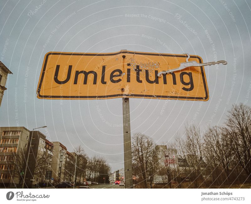 Kleiderbügel an Umleitung Straßenschild Umleitungsschilder witzig Ironie Humor Winter analog gelb StVO umleiten Umleitungszeichen Stadt Kunst Fundstück lustig