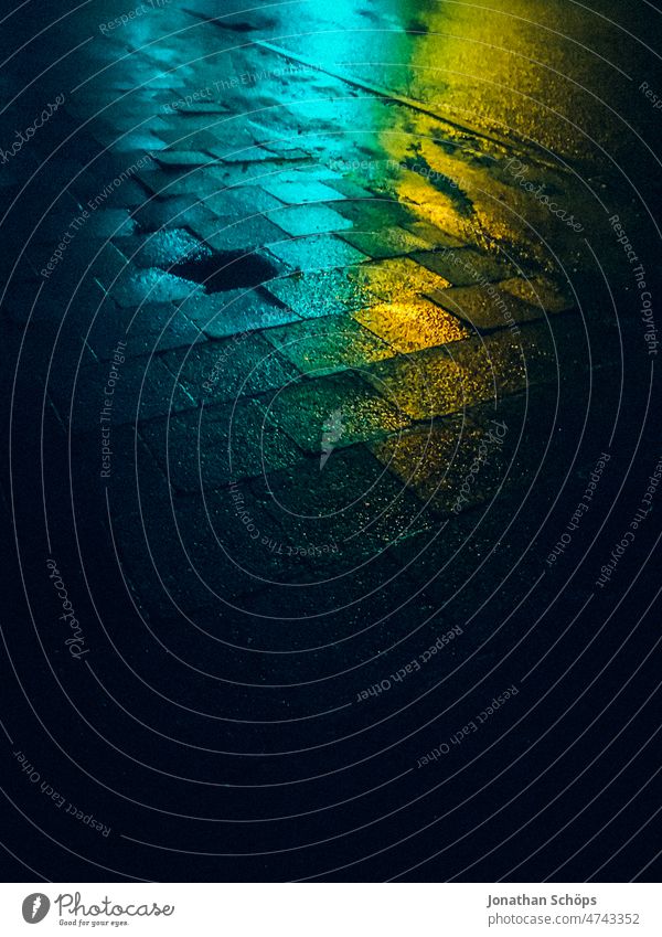 Straße bei Nacht und Regen mit bunten Lichtern Reflexion & Spiegelung nass urban City Stadt Chemnitz Kulturhauptstadt 2025 Kulturhauptstadt Chemnitz dunkel