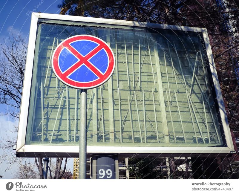 Rot-blaues Vorschriftszeichen auf der Straße. Wegweiser urban Route Straßenrand Autobahn Vorsicht Landschaft Geschwindigkeit PKW Recht weiß Holzplatte