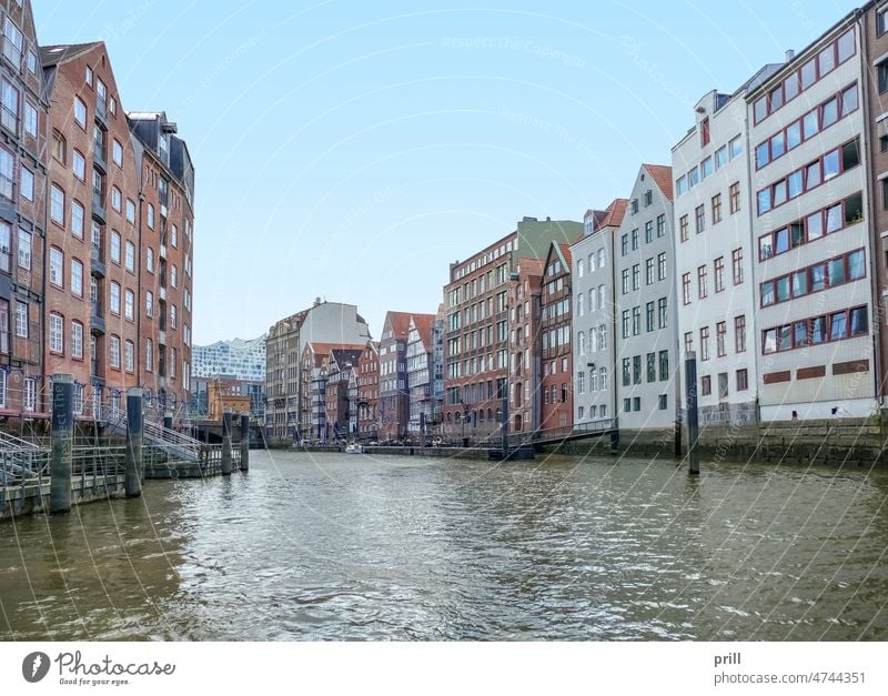 Nikolaifleet in Hamburg Kanal altstadt Alster Fluss Deutschland Architektur Kultur Wasser Brücke Spazierweg Boot Uferbereich Wasserseite Fassade Hausfassade