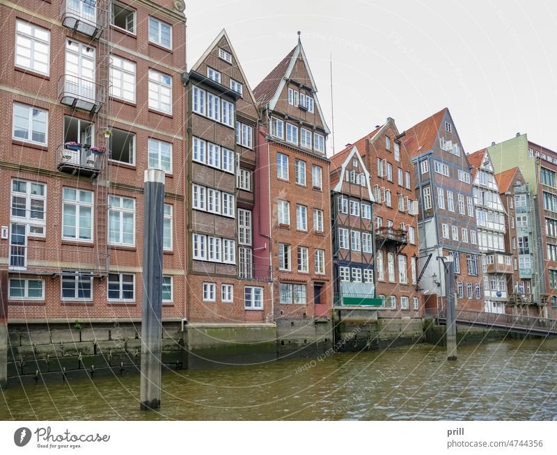 Nikolaifleet in Hamburg Kanal altstadt Alster Fluss Deutschland Architektur Kultur Wasser Brücke Fassade Hausfassade historisch Tradition Balkon Backsteinwand