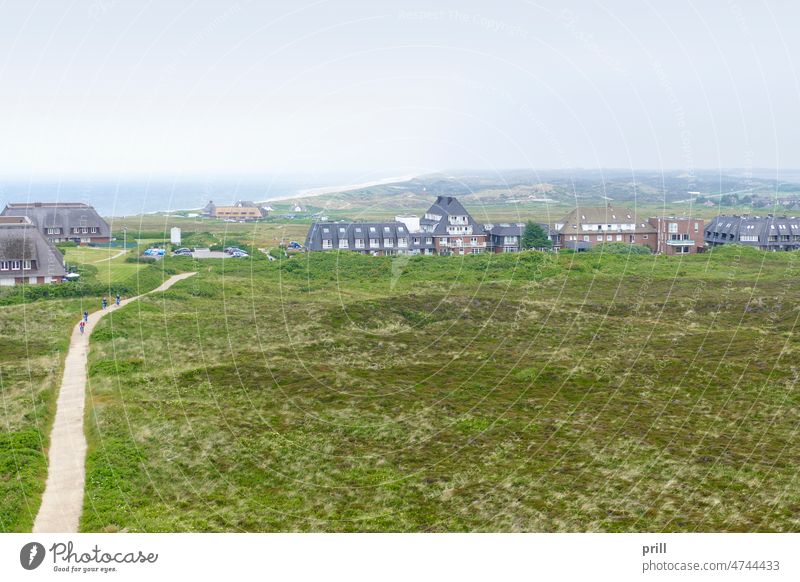 Sylt in Norddeutschland nordfriesland Nordfriesische Inseln Deutschland Schleswig-Holstein Nordsee MEER Meer Sommer Küste Küstenstreifen Wohnsiedlung Nebel