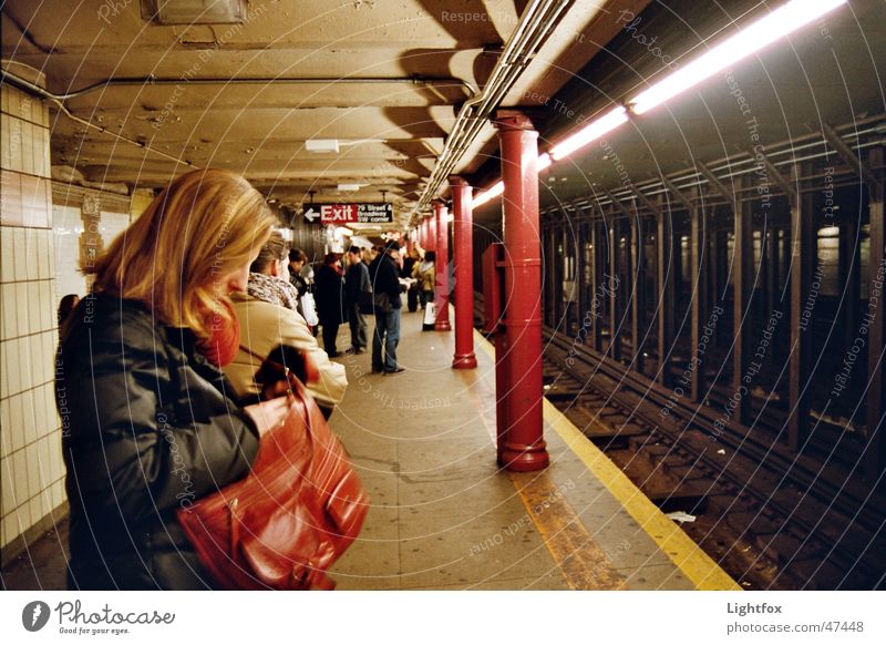 UhhhhBahn U-Bahn New York City dunkel gelb stehen Arbeit & Erwerbstätigkeit Eisenbahn Gleise Stadt Mensch sälen warten Fliesen u. Kacheln 11 september