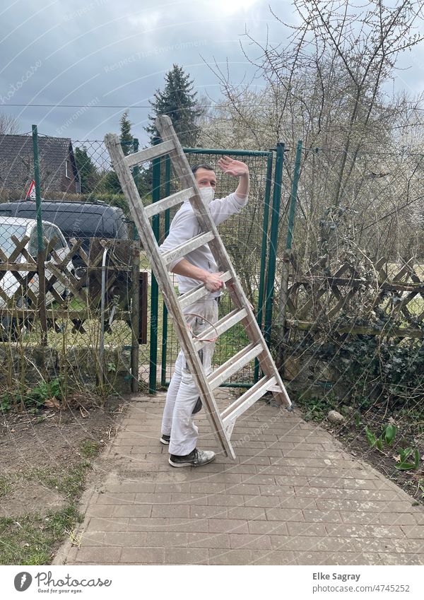 Mann mit Leiter Handwerker Renovieren Farbfoto Arbeit & Erwerbstätigkeit Außenaufnahme Verabschiedung