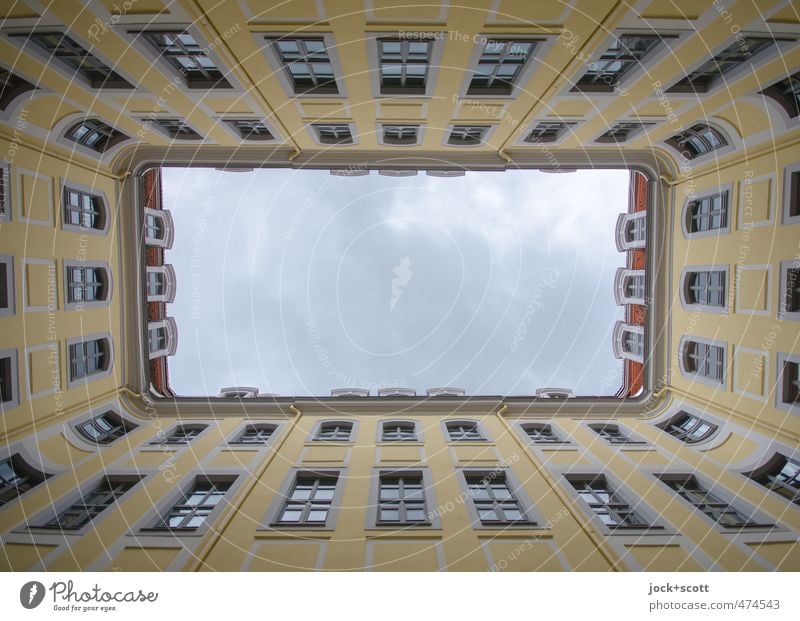 Passage Sightseeing Weltkulturerbe Himmel Leipzig Altstadt Gebäude Innenhof Fassade Fenster Sehenswürdigkeit eckig historisch gelb authentisch ästhetisch Kultur