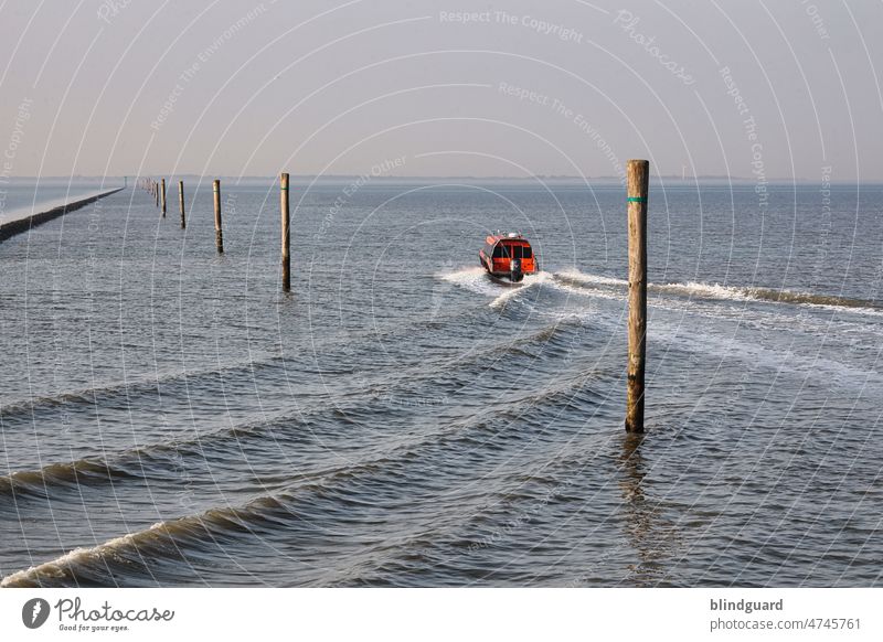 Alle die mit uns auf Kaperfahrt fahren ... Boot Schiff Fahrrinne Nordsee Markierungen Wellen Wasser Inseltaxi schwimmen Schifffahrt Meer maritim blau