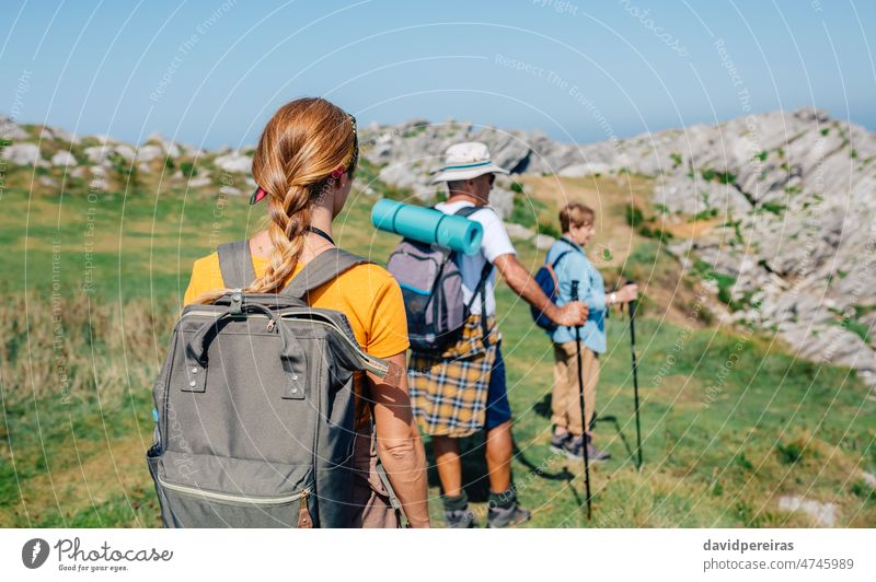 Älteres Ehepaar mit ihrer erwachsenen Tochter auf dem Rücken beim Wandern unkenntlich Senior Familie Paar Erwachsener wandern Trekking Rucksack Menschengruppe