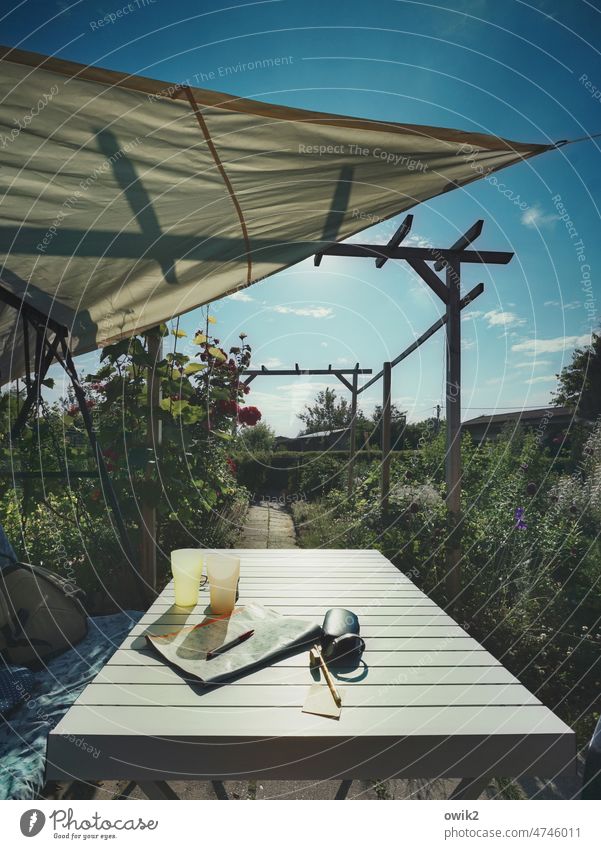 Kalte Platte Garten Gartentisch Sträucher Schönes Wetter Himmel Sonnenlicht Idylle Licht Schatten Außenaufnahme Detailaufnahme ruhig leuchten Holz Metall