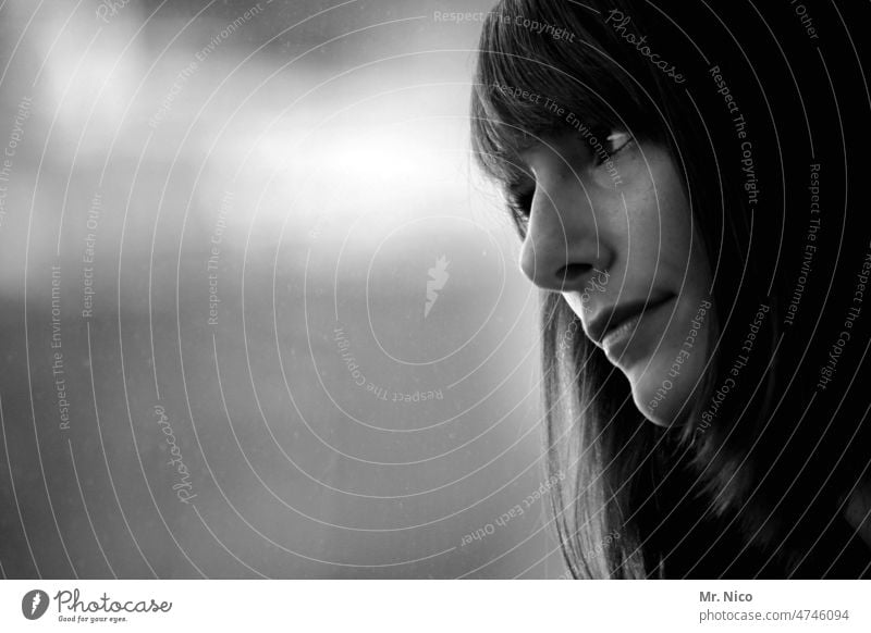 stiller moment melancholisch melancholie am fenster blick nach draussen Sympathie authentisch attraktiv feminin intensiv Schönheit hübsch Porträt Gesicht