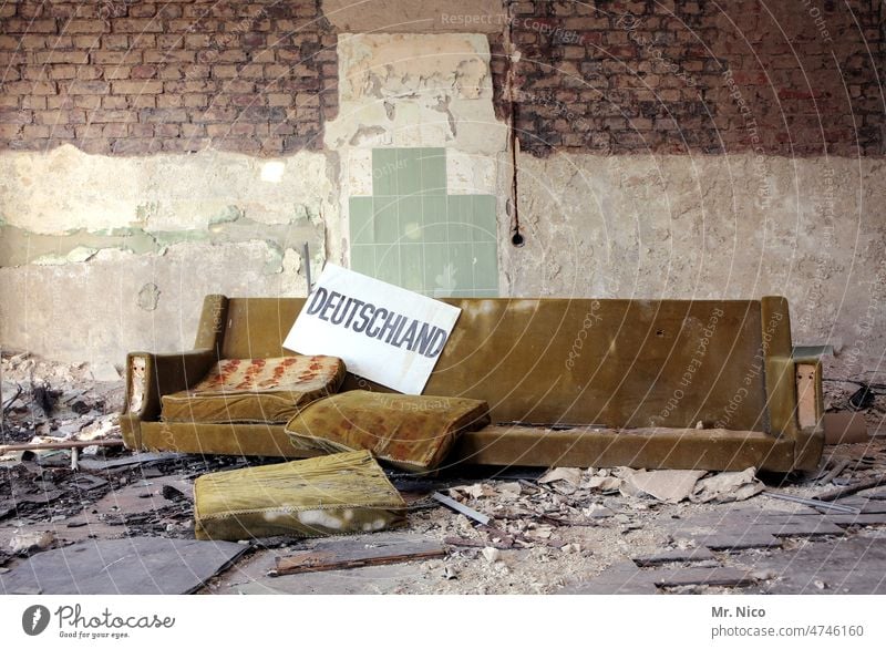 Made in Germany lost places Sofa Couch verlassen kaputt Deutschland dreckig Altbau Zerstörung verfallen Verfall Wohnzimmer Vergänglichkeit baufällig