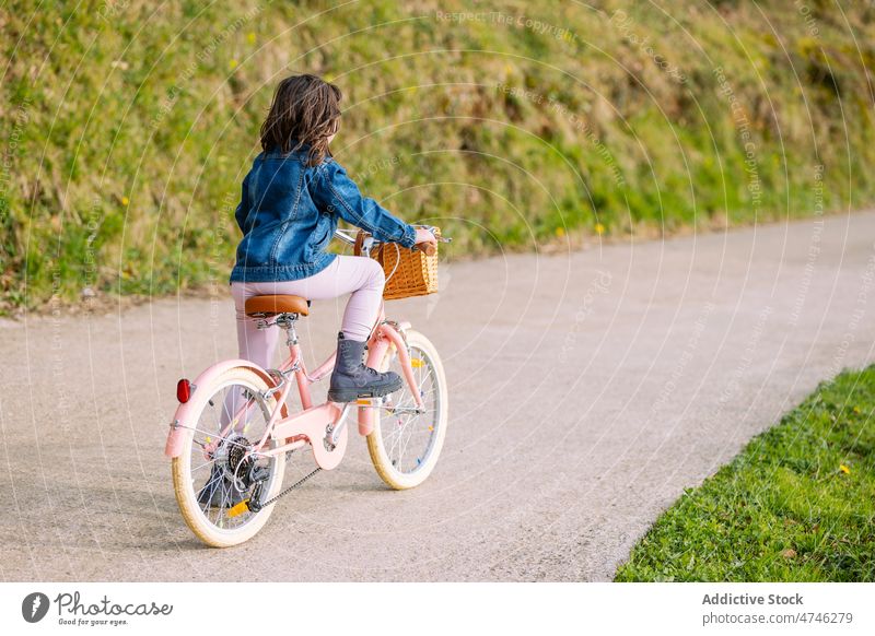 Anonymes Kind fährt Fahrrad auf dem Weg Park Hobby Freizeit Zeitvertreib Kindheit Erholung Mitfahrgelegenheit Aktivität Sommer Verkehr Sommerzeit Pflanze