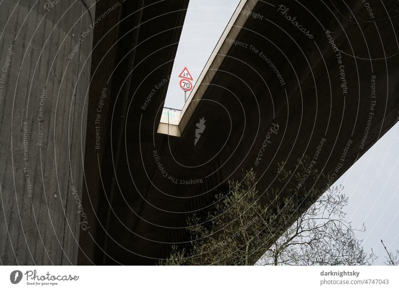 Brücke, elegante Oberfläche aus Beton, Stahlbeton in Form von Ortbeton mit Spuren der Schalung in konkaver Form Architektur Bauwerk Außenaufnahme Menschenleer