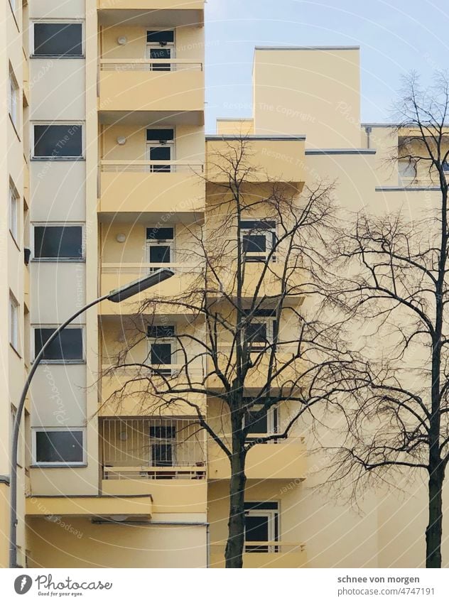 weiß beige gelb hellgelb haus hochhaus laterne stadt berlin Hochhaus Stadt Hauptstadt Fassade Menschenleer Außenaufnahme Himmel Laterne Architektur Stadtzentrum