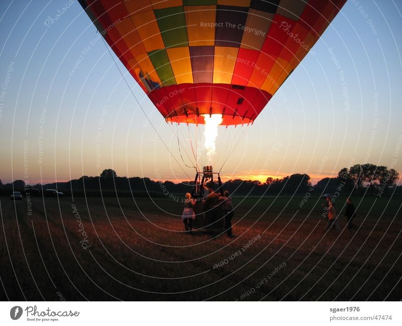 Ende einer Ballonfahrt Korb Gasbrenner fahren Brand Abenddämmerung fliegen Ballone