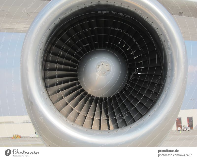 Auf dem Flugplatz: Blick in eine Flugzeugturbine. Foto: Alexander Hauk Flughafen Mobilität Verkehr Reisen Technik Technik & Technologie Urlaub Verkehrsmittel