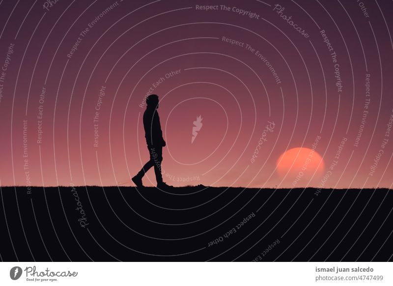 Mann Trekking in den Bergen mit einem schönen Sonnenuntergang Hintergrund Person eine Person Schatten Silhouette Natur Landschaft Berge u. Gebirge Ansicht