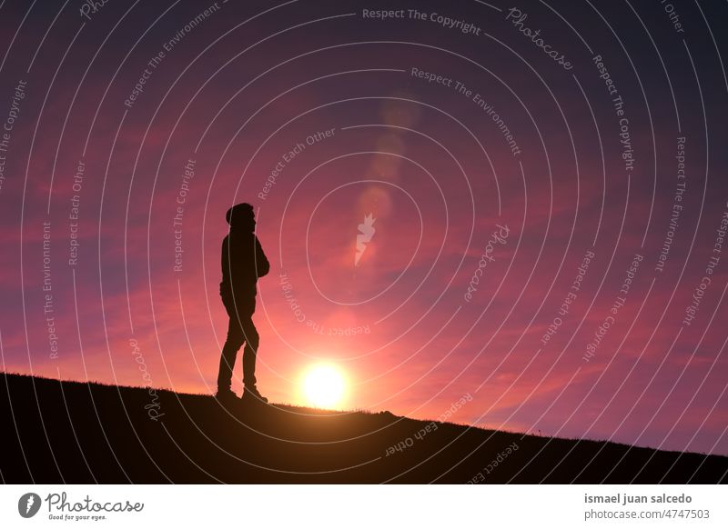 Mann wandert in den Berg mit einem schönen Sonnenuntergang Hintergrund Person eine Person Schatten Silhouette Natur Landschaft Berge u. Gebirge Ansicht