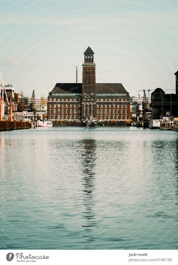 Hafenbecken reflektiert das Verwaltungsgebäude Westhafen Bürogebäude Binnenhafen Berlin-Tiergarten Moabit Architektur Wasseroberfläche Turm Wolkenloser Himmel