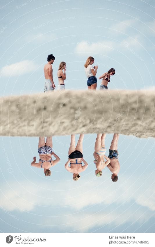 Ein sehr altes Bild, wo das Alte auf das Junge trifft. Die Collage aus zwei verschiedenen Bildern vereint unterschiedliche Altersvorbilder in einem Bild. Die Menschen genießen den Sommerurlaub an einem Strand. Der Himmel ist blau und das Leben ist einfach.