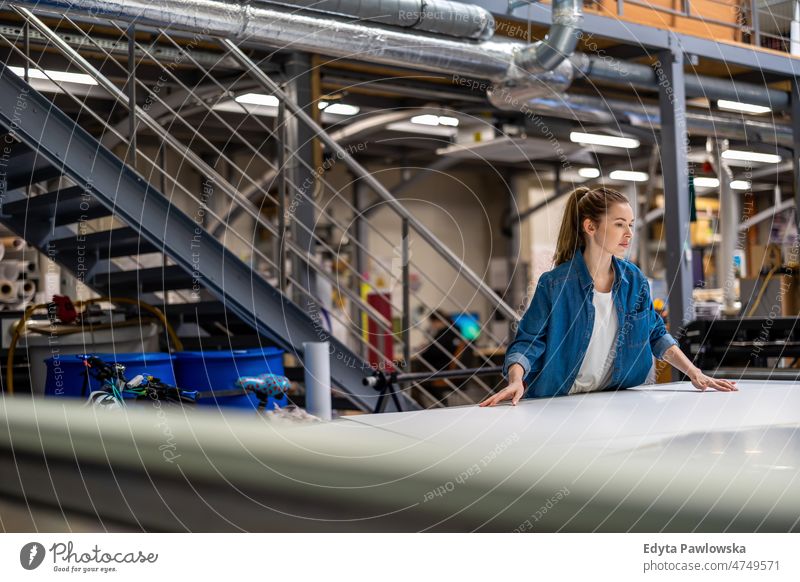 Frau arbeitet in einer Druckerei Business Ladung selbstbewusst liefernd Versand Verteilung Mitarbeiter Fabrik Ware industriell Industrie Job