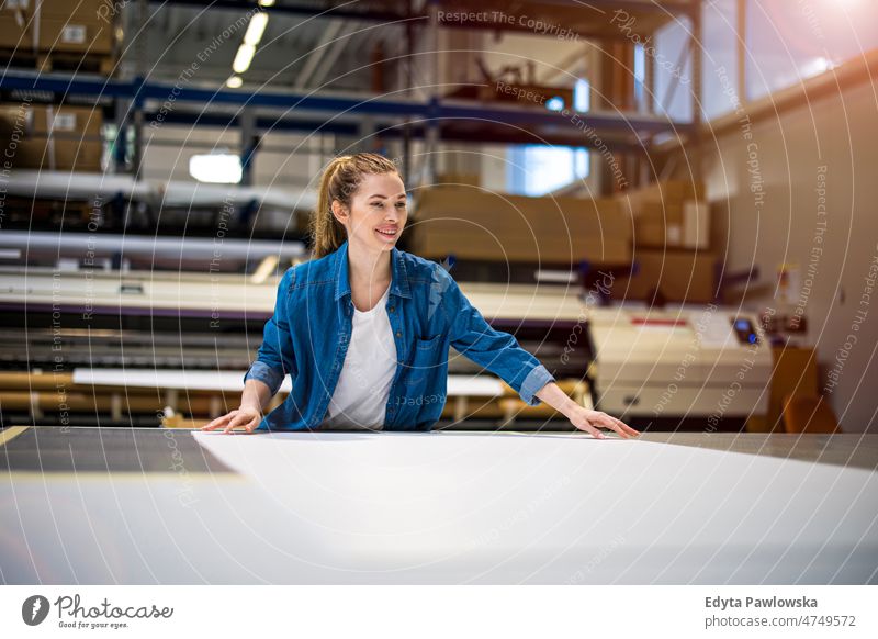 Frau arbeitet in einer Druckerei Business Ladung selbstbewusst liefernd Versand Verteilung Mitarbeiter Fabrik Ware industriell Industrie Job