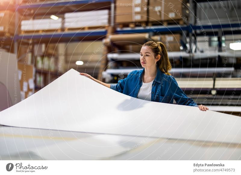 Frau arbeitet in einer Druckerei Business Ladung selbstbewusst liefernd Versand Verteilung Mitarbeiter Fabrik Ware industriell Industrie Job