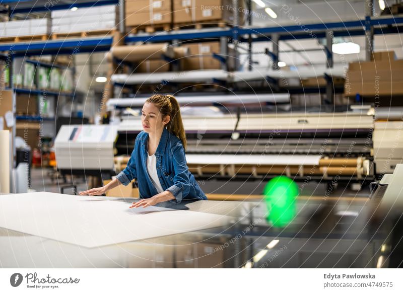 Frau arbeitet in einer Druckerei Business Ladung selbstbewusst liefernd Versand Verteilung Mitarbeiter Fabrik Ware industriell Industrie Job