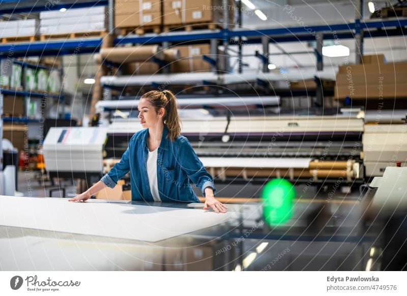 Frau arbeitet in einer Druckerei Business Ladung selbstbewusst liefernd Versand Verteilung Mitarbeiter Fabrik Ware industriell Industrie Job