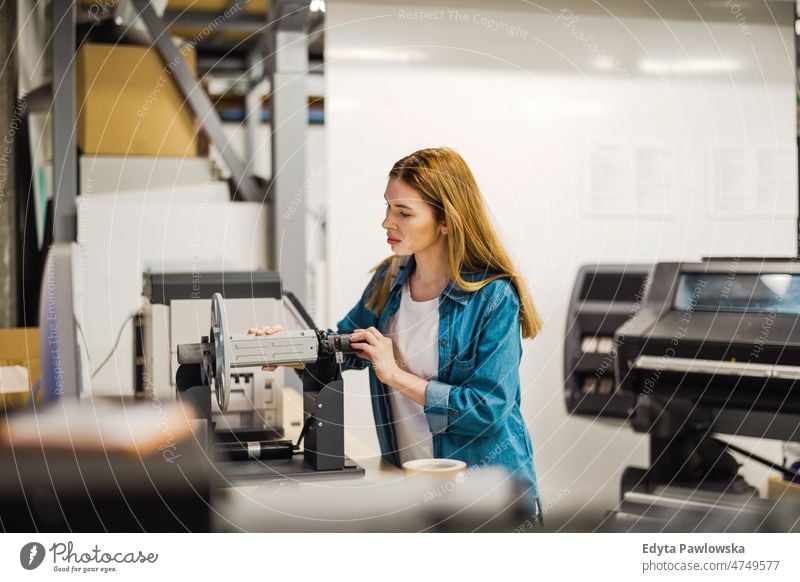 Junge Frau bei der Arbeit an einem Industriearbeitsplatz Business Ladung selbstbewusst liefernd Versand Verteilung Mitarbeiter Fabrik Ware industriell Job