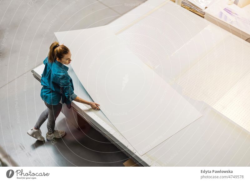 Frau arbeitet in einer Druckerei Business Ladung selbstbewusst liefernd Versand Verteilung Mitarbeiter Fabrik Ware industriell Industrie Job