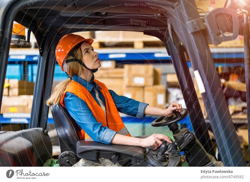 Junge Gabelstaplerfahrerin bei der Arbeit in einem Lagerhaus Business Ladung selbstbewusst liefernd Versand Verteilung Mitarbeiter Fabrik Frau Ware industriell