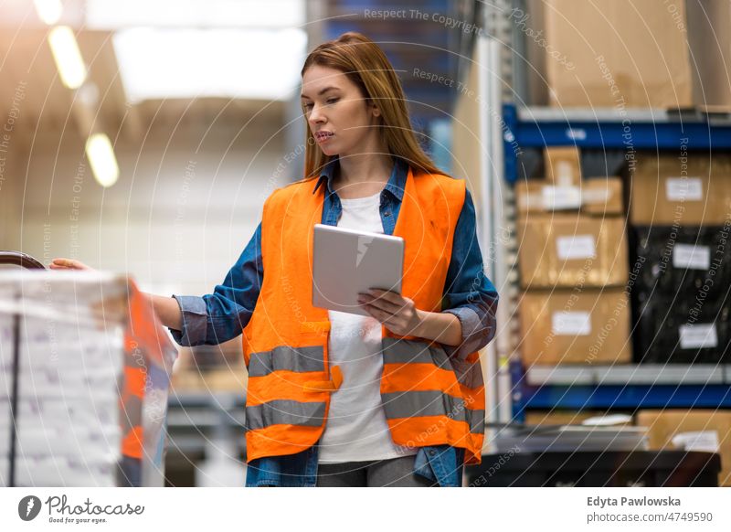 Frau mit Tablet im Lager einer Fabrik, die den Standort der Waren überprüft Business Ladung selbstbewusst liefernd Versand Verteilung Mitarbeiter industriell