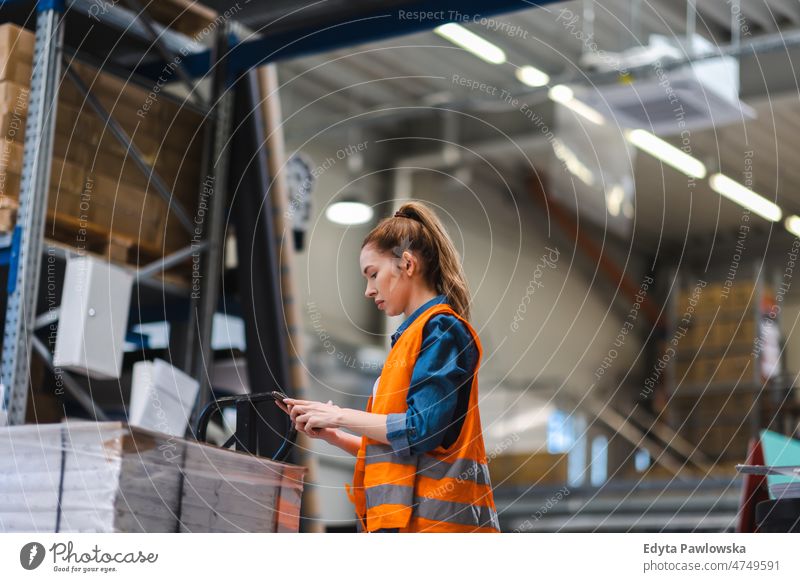 Frau mit Tablet im Lager einer Fabrik, die den Standort der Waren überprüft Business Ladung selbstbewusst liefernd Versand Verteilung Mitarbeiter industriell