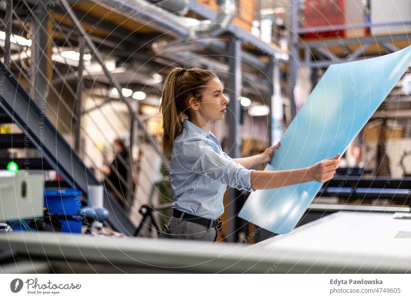 Frau arbeitet in einer Druckerei Business Ladung selbstbewusst liefernd Versand Verteilung Mitarbeiter Fabrik Ware industriell Industrie Job