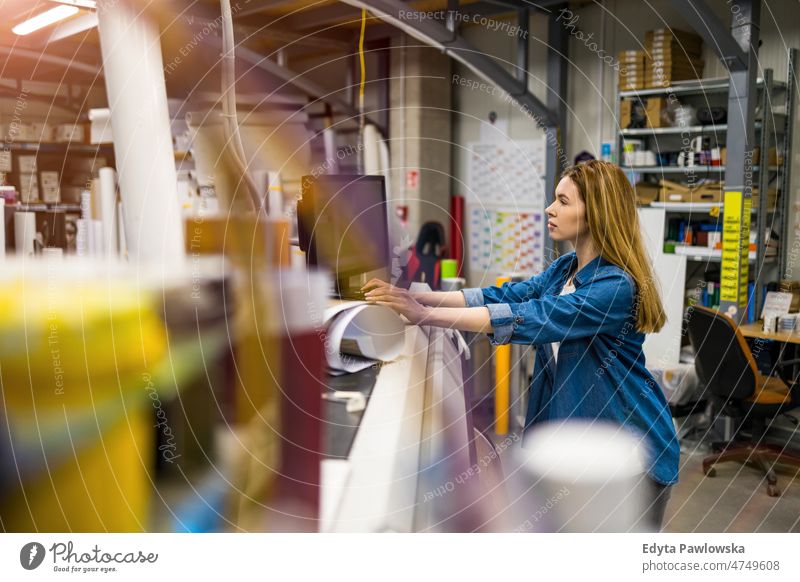 Junge Frau bei der Arbeit an einem Industriearbeitsplatz Business Ladung selbstbewusst liefernd Versand Verteilung Mitarbeiter Fabrik Ware industriell Job