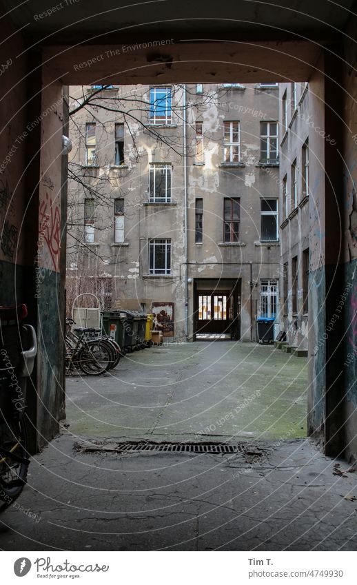 ein Berliner Hinterhof . Prenzlauer Berg Menschenleer Stadt Tag Haus Hauptstadt Stadtzentrum Altbau Altstadt Architektur Außenaufnahme Gebäude Fenster Bauwerk