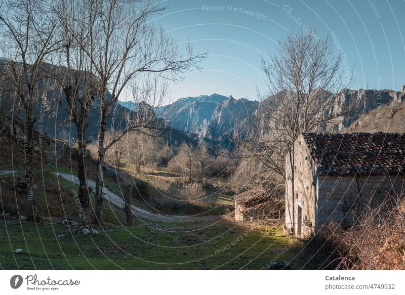 Die schmale Strasse in der einsamen Berglandschaft führt vorbei an aufgegebenen Häuser Gebirge Natur Landschaft Himmel Menschenleer Umwelt Tag Schönes Wetter