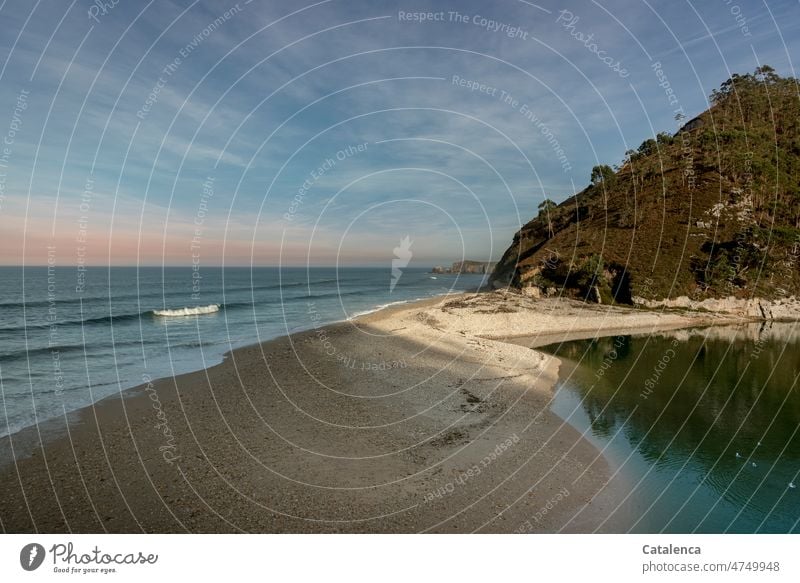 Meer, Horizont, Felsen, Wellen brechen am Strand. Licht Bucht Natur Tageslicht nass Erholung Wellengang Sandstrand Urelemente Ferien & Urlaub & Reisen Küste