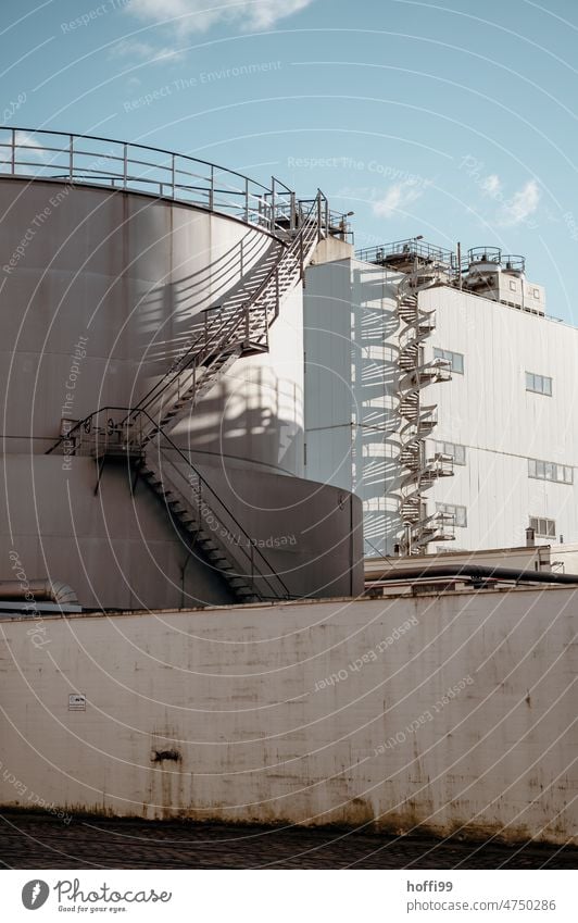 Öltank / Gastank  mit Lagerhalle im Hafen Architektur Industriefassade Schuppen Wellblech Industriefotografie Fabrik Lagerhaus Strukturen & Formen Fassade